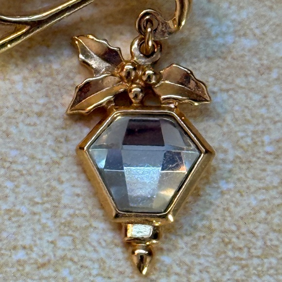 VINTAGE Pin Holiday Moving Light with Holly Clear Gem Polished Gold - Picture 2 of 5